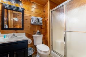 een badkamer met een douche, een toilet en een wastafel bij Fantastic Mr. Fox By Avada Properties in Pigeon Forge +33 foto's