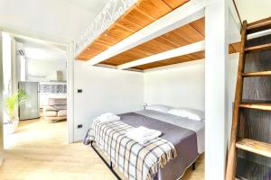 Un dormitorio con una cama y una escalera. en Blanc72, en Turín