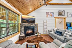 ein Wohnzimmer mit Couch und Kamin in der Unterkunft Duck Duck Moose By Avada Properties in Sevierville