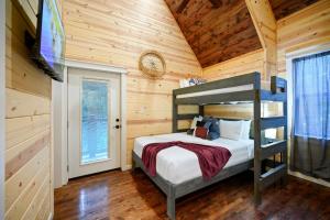 Postel nebo postele na pokoji v ubytování New! Near Attractions, Private Balcony, Pets Welcome, Paved Road, Hot Tub