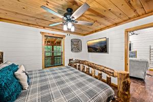 ein Schlafzimmer mit einem Bett und einem Deckenventilator in der Unterkunft Duck Duck Moose By Avada Properties in Sevierville