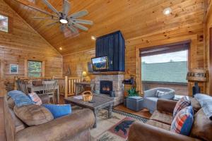 uma sala de estar com sofás e uma lareira em Edge Of Forever By Avada Properties em Sevierville