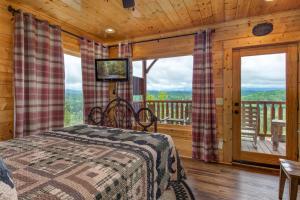 um quarto com uma cama e uma varanda em Edge Of Forever By Avada Properties em Sevierville