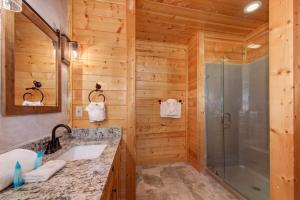 um banheiro com chuveiro e pia em Edge Of Forever By Avada Properties em Sevierville mais 24 fotografias