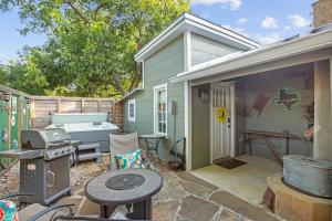 a backyard with a grill and a house at 1929 Wash House in Fredericksburg