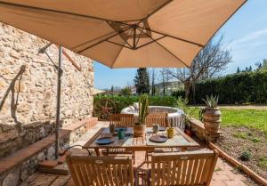 Zahrada ubytování Villa with Jacuzzi and views of the Tuscan hills