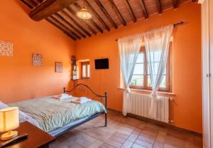 Postel nebo postele na pokoji v ubytování Villa with Jacuzzi and views of the Tuscan hills
