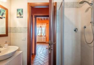 Koupelna v ubytování Villa with Jacuzzi and views of the Tuscan hills + 17 fotografií