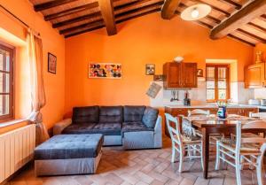Posezení v ubytování Villa with Jacuzzi and views of the Tuscan hills