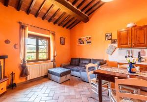 Posezení v ubytování Villa with Jacuzzi and views of the Tuscan hills