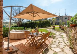 Zahrada ubytování Villa with Jacuzzi and views of the Tuscan hills