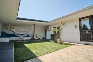 een woonkamer met een hangmat in een huis bij Matic Murgle Atrium Apartment in Ljubljana