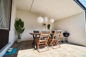 een eetkamer met een tafel en stoelen bij Matic Murgle Atrium Apartment in Ljubljana