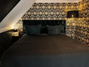 a bedroom with a large bed with a wall at Ruhe Oase Steinhöfel - Balkon, Naturblick, Design-Maisonette-Apartment - nahe Fürstenwalde-Spree in Steinhöfel +34 photos