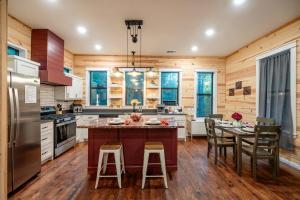 Kuchyň nebo kuchyňský kout v ubytování New! Near Attractions, Private Balcony, Pets Welcome, Paved Road, Hot Tub