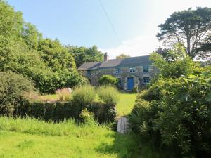 an old stone house in the middle of a field at Sunnyvale Cottage in Penzance