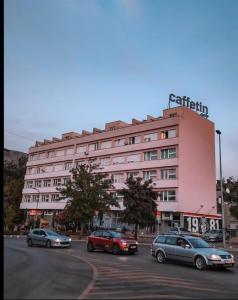 El edificio en el que está el departamento