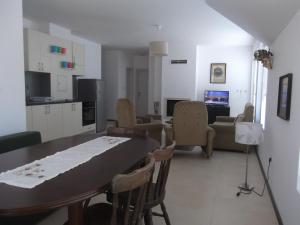 cocina y sala de estar con mesa y sillas en Apartment Sredna Gora, en Burgas