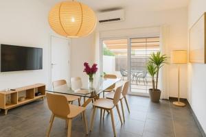 a dining room with a glass table and chairs at Vivienda privilegiada cerca del mar, Cabo de Palos in Cabo de Palos