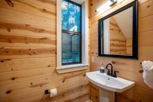 Koupelna v ubytování New! Near Attractions, Private Balcony, Pets Welcome, Paved Road, Hot Tub + 28 fotografií