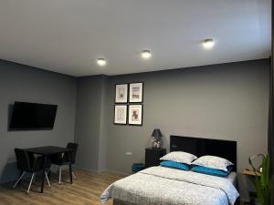 Postel nebo postele na pokoji v ubytování POBUUDKA V Plebańska z widokiem na Rynek