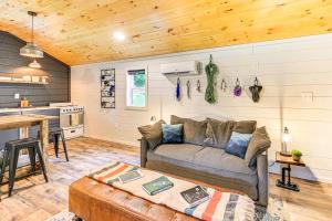 un soggiorno con un divano e un tavolo di Covered Deck and Hot Tub Cozy Retreat in Campton! a Campton