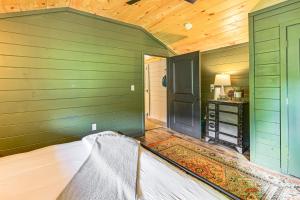 una camera con una parete verde, una porta e un tavolo di Covered Deck and Hot Tub Cozy Retreat in Campton! a Campton