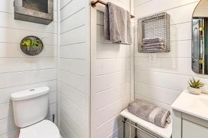 un bagno bianco con un water e un lavandino di Covered Deck and Hot Tub Cozy Retreat in Campton! a Campton Altre 16 foto