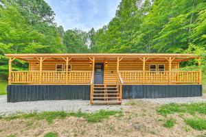 una grande baita in legno con veranda e scala di Covered Deck and Hot Tub Cozy Retreat in Campton! a Campton