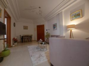 Μια τηλεόραση ή/και κέντρο ψυχαγωγίας στο Appartement moderne à Ain Zaghouan - Calme & confort assuré