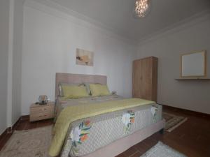 Ένα ή περισσότερα κρεβάτια σε δωμάτιο στο Appartement moderne à Ain Zaghouan - Calme & confort assuré