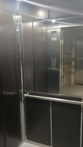 Apartamento Suite en Barquisimeto Muy cómodo y bello في Barquisimeto: مصعد في مبنى به هاتف محمول