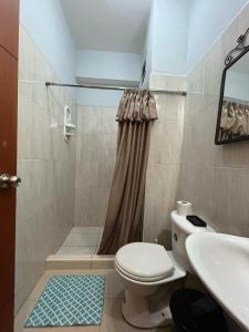 Apartamento Suite en Barquisimeto Muy cómodo y bello في Barquisimeto: حمام مع مرحاض ومغسلة ودش