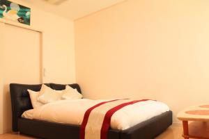 sypialnia z łóżkiem z paskiem w obiekcie Yamanakako Resort House - Vacation STAY 22043v w mieście Yamanakako