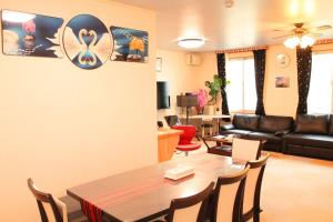 salon ze stołem i kanapą w obiekcie Yamanakako Resort House - Vacation STAY 22043v w mieście Yamanakako