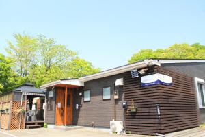 mały dom z dachem gambrel w obiekcie Yamanakako Resort House - Vacation STAY 22043v w mieście Yamanakako