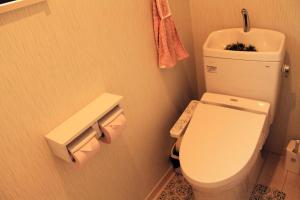 une petite salle de bain avec toilettes et lavabo dans l'établissement Yamanakako Resort House - Vacation STAY 22038v, à Yamanakako 17 autres photos