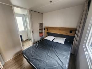 Postel nebo postele na pokoji v ubytování Mobilhome dans les Pins