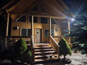 a cabin with a staircase leading to the front door at Tree House Pinetop Az in Pinetop-Lakeside