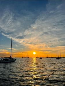 Un grupo de barcos en el agua al atardecer en SISU 1 - Boat House, en Olhão