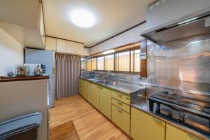 Nhà bếp/bếp nhỏ tại BAMBOO HOUSE YUMOTO - Vacation STAY 89206v