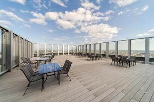 Balkoni atau teres di Hanza Tower Apartment no 1704 - 17th floor, swimming pool, jacuzzi, viewing terrace