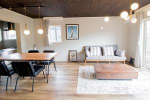 una sala de estar con una mesa y un sofá en LOCALINO STAY AOSHIMA - Vacation STAY 17893, en Miyazaki