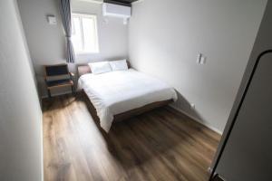 Un dormitorio pequeño con una cama y una ventana. en LOCALINO STAY AOSHIMA - Vacation STAY 17893, en Miyazaki