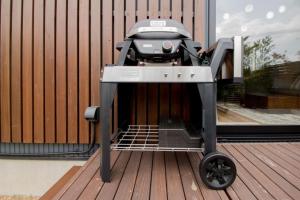 Un scooter eléctrico está estacionado en una cubierta en LOCALINO STAY AOSHIMA - Vacation STAY 17893, en Miyazaki