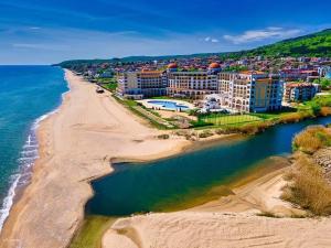an aerial view of a resort on the beach at Апартамент Ели in Obzor