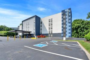 a building with a parking lot in front of it at Alexis Inn and Suites Hotel in Nashville