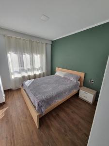 Un dormitorio con una cama y una ventana grande. en GUMERFLAT CID Parking Free Centro Luxury, en Burgos
