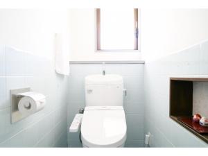 biała łazienka z toaletą i oknem w obiekcie Tengu Tabine-Cotengu Tabine - Vacation STAY 03733v w mieście Kanazawa +9 zdjęć