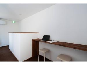 Pokój z biurkiem z laptopem i 2 stołkami w obiekcie Tengu Tabine-Cotengu Tabine - Vacation STAY 04527v w mieście Kanazawa
